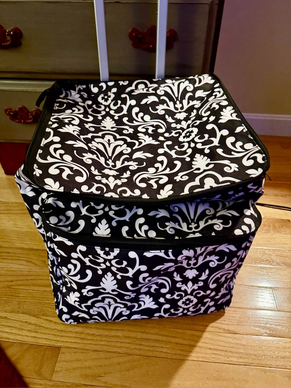 Thirty One Brand Rolling Thermal Cooler Wheeled Insulated
Pattern: Parisia Pop